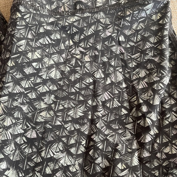 Lululemon 28inch. Not sure what style this is. - Picture 2 of 3